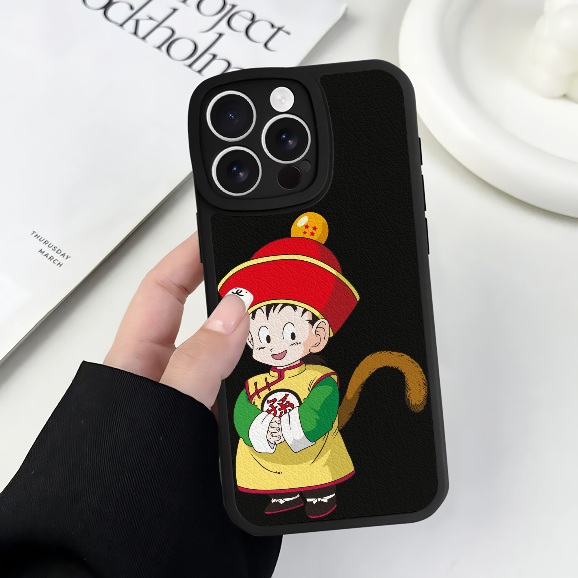 （画像用） ドラゴンボール 孫悟空（そん ごくう）Son Goku カカロット DRAGON BALL Kakarotto 【iPhone 16シリーズ対応】シリコンスマホケース（レザー調） 材質：シリコン
